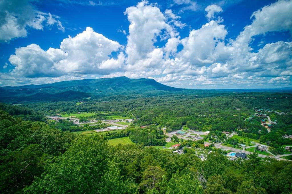 Suite Sensations, Hot Tub, Pool Table, 1089 Free Tickets Each Paid Day, Dollywood And More ピジョンフォージ エクステリア 写真